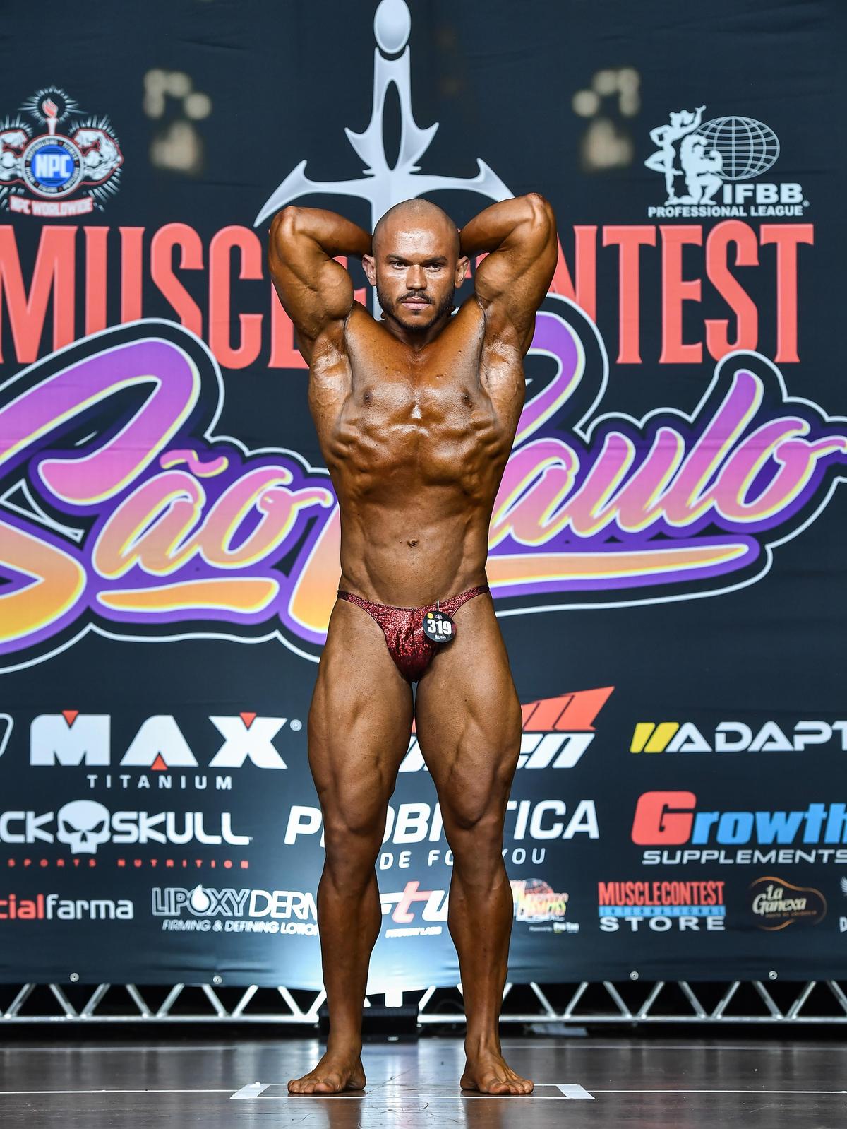 Close no abdômen de Ivan no palco