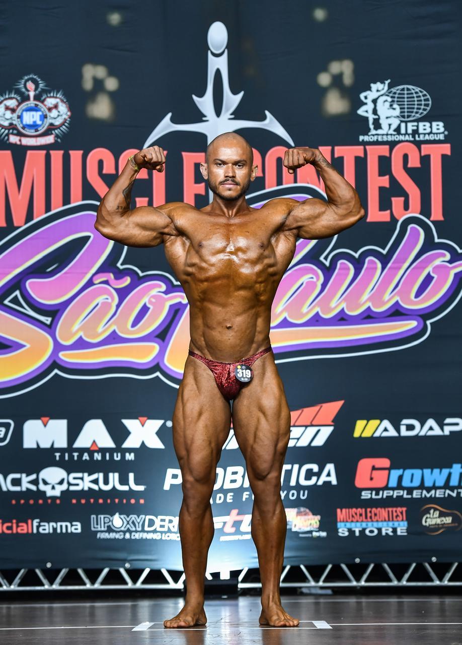 Ivan em pose de frente no palco